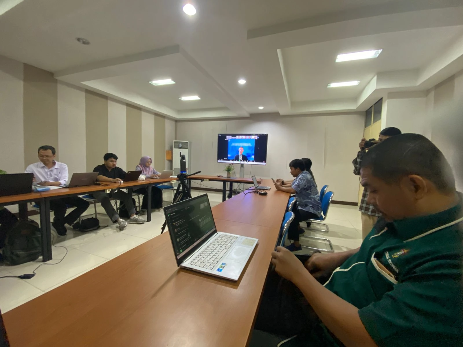 Fokus pada Inovasi untuk Kelapa Sawit Berkelanjutan.
Suasana panel dalam kegiatan Monitoring and Evaluation (Monev) Grant Riset Sawit di LPPM Unhas (13-15 Agustus 2025). Acara ini mempertemukan peneliti dari berbagai institusi untuk memaparkan kemajuan riset, demi mewujudkan industri sawit yang lebih maju dan berintegritas. Kredit: Dr. Eng. Andi Amijoyo Mochtar, S.T., M.Sc.